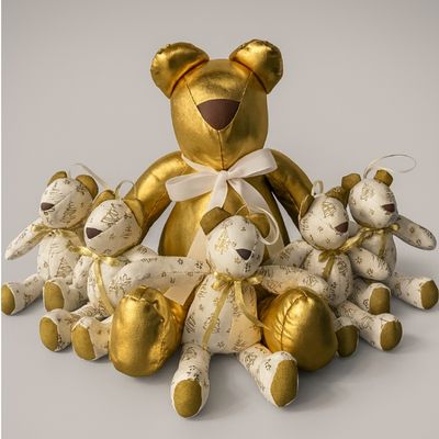 Oso de tela artesanal dorado con ositos pequeños hecho a mano por La Casa del Oso
