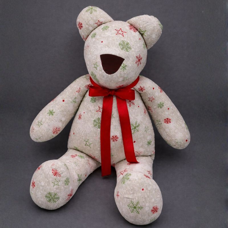 Oso de tela artesanal navideño hecho a mano con moño rojo de La Casa del Oso