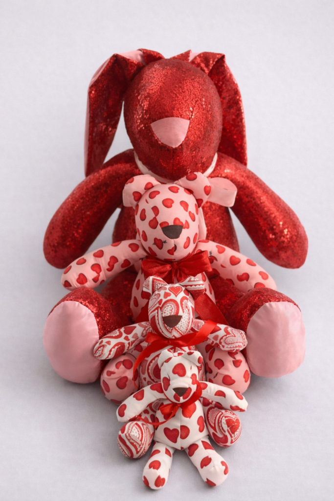 Oso de tela artesanal San Valentín con corazones hecho a mano por La Casa del Oso